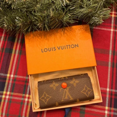 LOUIS VUITTON étui 4 clés monogram LUXE DE SECONDE MAIN AUTHENTIQUE CERTIFICAT D'AUTHENTICITE ENTRUPY. SAC DE LUXE D'OCCASION PAS CHER. PETITE MAROQUINERIE DE LUXE
