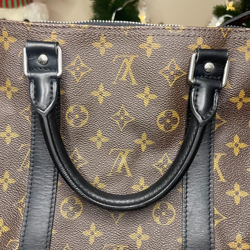 Louis Vuitton keepall bandoulière 55 monogram macassar. SAC DE LUXE DE SECONDE MAIN AUTHENTIQUE CERTIFICAT D'AUTHENTICITE ENTRUPY. SAC DE LUXE D'OCCASION PAS CHER. SAC DE VOYAGE DE LUXE
