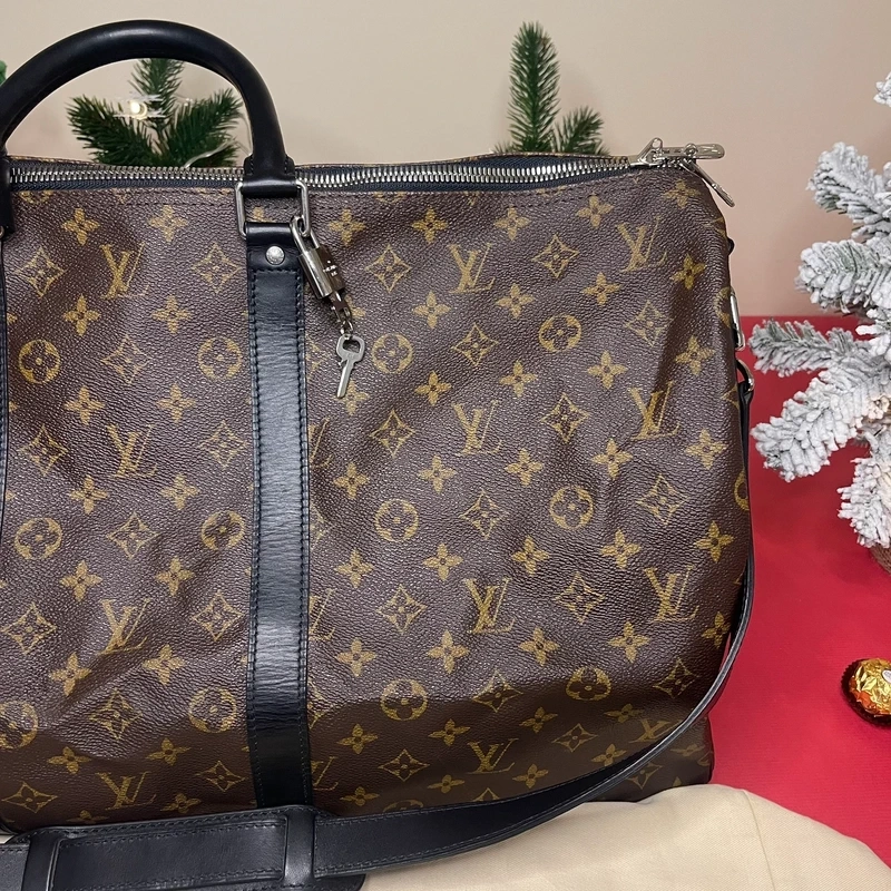 Louis Vuitton keepall bandoulière 55 monogram macassar. SAC DE LUXE DE SECONDE MAIN AUTHENTIQUE CERTIFICAT D'AUTHENTICITE ENTRUPY. SAC DE LUXE D'OCCASION PAS CHER. SAC DE VOYAGE DE LUXE