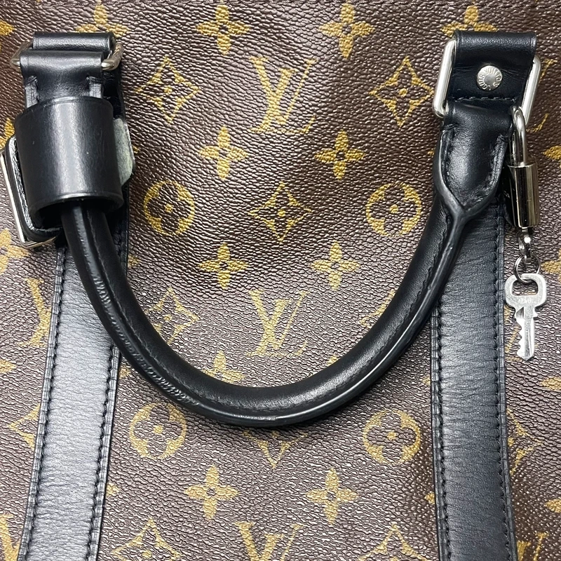 Louis Vuitton keepall bandoulière 55 monogram macassar. SAC DE LUXE DE SECONDE MAIN AUTHENTIQUE CERTIFICAT D'AUTHENTICITE ENTRUPY. SAC DE LUXE D'OCCASION PAS CHER. SAC DE VOYAGE DE LUXE