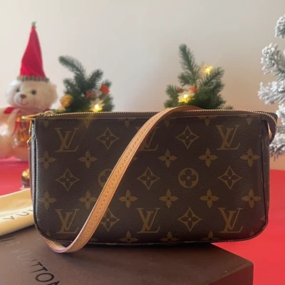 Louis Vuitton pochette accessoires monogram SAC DE LUXE DE SECONDE MAIN AUTHENTIQUE CERTIFICAT D'AUTHENTICITE ENTRUPY. SAC DE LUXE D'OCCASION PAS CHER.