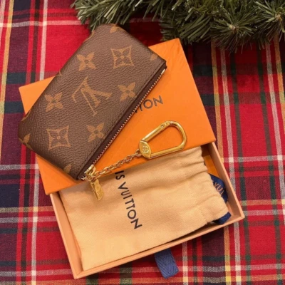 LOUIS VUITTON pochette-clés monogram LUXE DE SECONDE MAIN AUTHENTIQUE CERTIFICAT D'AUTHENTICITE ENTRUPY. SAC DE LUXE D'OCCASION PAS CHER. PETITE MAROQUINERIE DE LUXE
