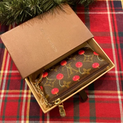 LOUIS VUITTON pochette clés monogram multicolore cérise. LV x Takashi Murakami. LUXE DE SECONDE MAIN AUTHENTIQUE CERTIFICAT D'AUTHENTICITE ENTRUPY. SAC DE LUXE D'OCCASION PAS CHER. PETITE MAROQUINERIE DE LUXE