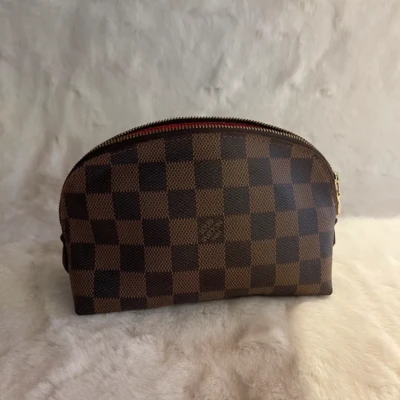 Louis Vuitton pochette cosmétique damier ébène LUXE DE SECONDE MAIN AUTHENTIQUE CERTIFICAT D'AUTHENTICITE ENTRUPY. SAC DE LUXE D'OCCASION PAS CHER.