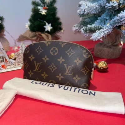 Louis Vuitton pochette cosmétique PM monogram LUXE DE SECONDE MAIN AUTHENTIQUE CERTIFICAT D'AUTHENTICITE ENTRUPY. SAC DE LUXE D'OCCASION PAS CHER.