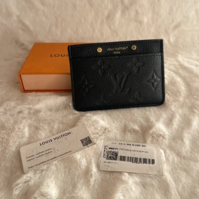 Louis Vuitton porte-cartes simple cuir empreinte noir LUXE DE SECONDE MAIN AUTHENTIQUE CERTIFICAT D'AUTHENTICITE ENTRUPY. SAC DE LUXE D'OCCASION PAS CHER. PETITE MAROQUINERIE DE LUXE