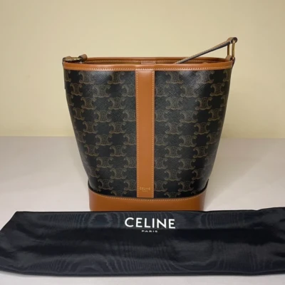 Céline sac seau PM en toile triomphe et cuir de veau SAC DE LUXE DE SECONDE MAIN AUTHENTIQUE CERTIFICAT D'AUTHENTICITE ENTRUPY. SAC DE LUXE D'OCCASION PAS CHER.