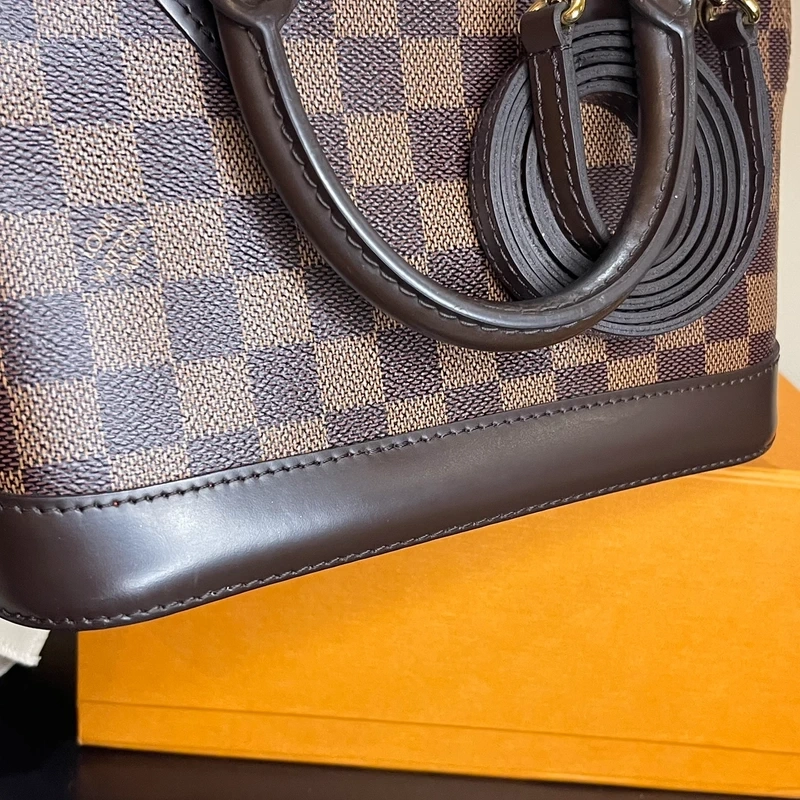 Louis Vuitton Alma BB authentique FULL SET SAC DE LUXE DE SECONDE MAIN AUTHENTIQUE CERTIFICAT D'AUTHENTICITE ENTRUPY. SAC DE LUXE D'OCCASION PAS CHER.