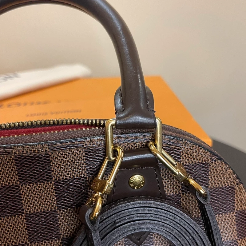Louis Vuitton Alma BB authentique FULL SET SAC DE LUXE DE SECONDE MAIN AUTHENTIQUE CERTIFICAT D'AUTHENTICITE ENTRUPY. SAC DE LUXE D'OCCASION PAS CHER.