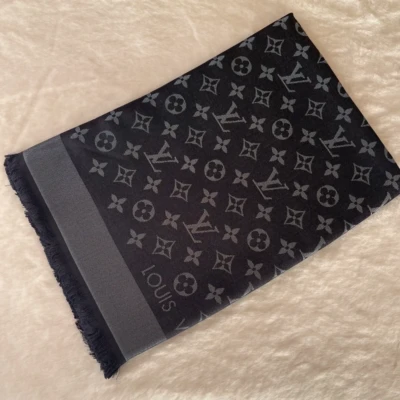 LOUIS VUITTON châle monogram shine noir & argenté LUXE DE SECONDE MAIN AUTHENTIQUE CERTIFICAT D'AUTHENTICITE ENTRUPY. SAC DE LUXE D'OCCASION PAS CHER.