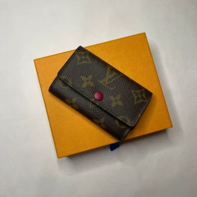 LOUIS VUITTON étui à clés monogram pivoine LUXE DE SECONDE MAIN AUTHENTIQUE CERTIFICAT D'AUTHENTICITE ENTRUPY. SAC DE LUXE D'OCCASION PAS CHER. PETITE MAROQUINERIE DE LUXE