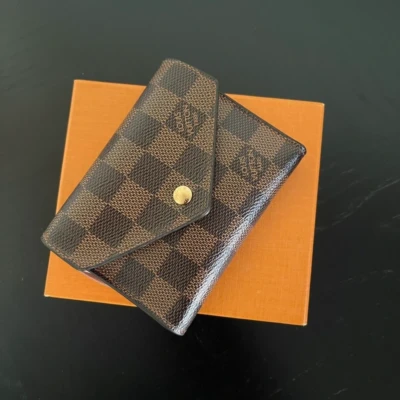 Louis Vuitton portefeuille Victorine damier ébène rose ballerine LUXE DE SECONDE MAIN AUTHENTIQUE CERTIFICAT D'AUTHENTICITE ENTRUPY. SAC DE LUXE D'OCCASION PAS CHER.
