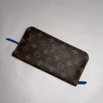 Louis Vuitton portefeuille zippy monogram bleu LUXE DE SECONDE MAIN AUTHENTIQUE CERTIFICAT D'AUTHENTICITE ENTRUPY. SAC DE LUXE D'OCCASION PAS CHER.