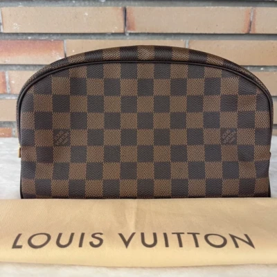 Louis Vuitton trousse de toilette 25 damier ébène LUXE DE SECONDE MAIN AUTHENTIQUE CERTIFICAT D'AUTHENTICITE ENTRUPY. SAC DE LUXE D'OCCASION PAS CHER.
