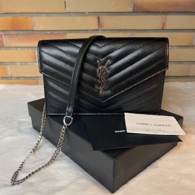 YSL enveloppe Cassandre en cuir grainé noir 1