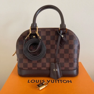 LOUIS VUITTON Alma BB damier ébène SAC DE LUXE DE SECONDE MAIN AUTHENTIQUE CERTIFICAT D'AUTHENTICITE ENTRUPY. SAC DE LUXE D'OCCASION PAS CHER. LOUIS VUITTON FULL SET
