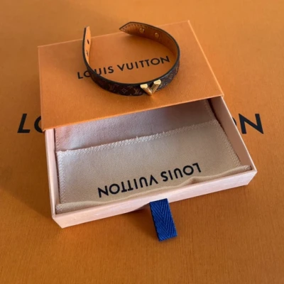 LOUIS VUITTON bracelet essantial V monogram SAC DE LUXE DE SECONDE MAIN AUTHENTIQUE CERTIFICAT D'AUTHENTICITE ENTRUPY. SAC DE LUXE D'OCCASION PAS CHER. LOUIS VUITTON FULL SET