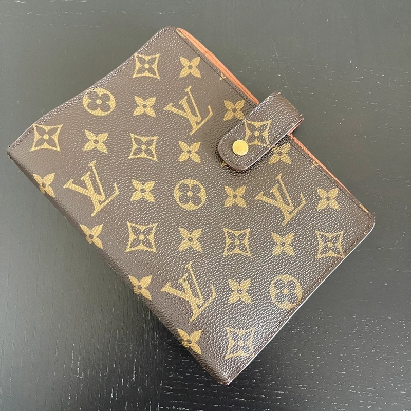 Louis Vuitton couverture pour agenda MM monogram LUXE DE SECONDE MAIN AUTHENTIQUE CERTIFICAT D'AUTHENTICITE ENTRUPY. SAC DE LUXE D'OCCASION PAS CHER.