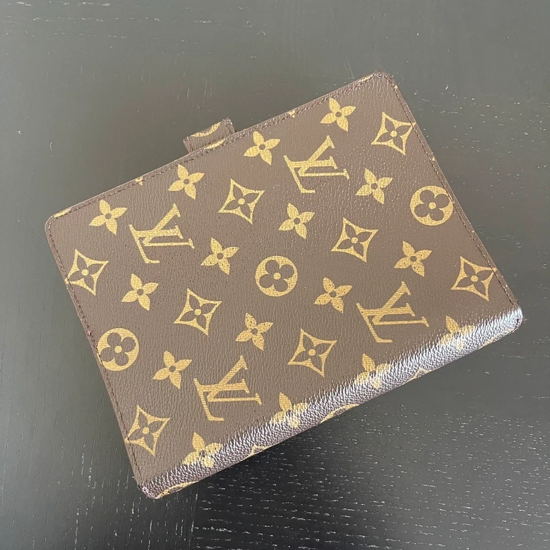 Louis Vuitton couverture pour agenda MM monogram LUXE DE SECONDE MAIN AUTHENTIQUE CERTIFICAT D'AUTHENTICITE ENTRUPY. SAC DE LUXE D'OCCASION PAS CHER.