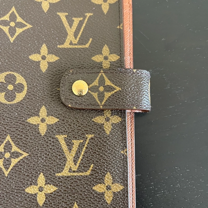 Louis Vuitton couverture pour agenda MM monogram LUXE DE SECONDE MAIN AUTHENTIQUE CERTIFICAT D'AUTHENTICITE ENTRUPY. SAC DE LUXE D'OCCASION PAS CHER.