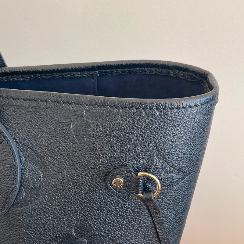 LOUIS VUITTON neverfull MM en cuir empreinte monogram noir SAC DE LUXE DE SECONDE MAIN AUTHENTIQUE CERTIFICAT D'AUTHENTICITE ENTRUPY. SAC DE LUXE D'OCCASION PAS CHER LOUIS VUITTON FULL SET