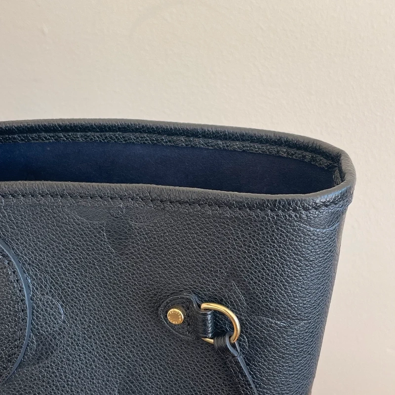 LOUIS VUITTON neverfull MM en cuir empreinte monogram noir SAC DE LUXE DE SECONDE MAIN AUTHENTIQUE CERTIFICAT D'AUTHENTICITE ENTRUPY. SAC DE LUXE D'OCCASION PAS CHER LOUIS VUITTON FULL SET