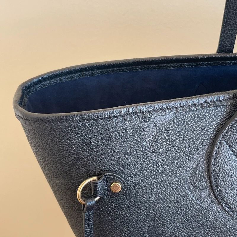 LOUIS VUITTON neverfull MM en cuir empreinte monogram noir SAC DE LUXE DE SECONDE MAIN AUTHENTIQUE CERTIFICAT D'AUTHENTICITE ENTRUPY. SAC DE LUXE D'OCCASION PAS CHER LOUIS VUITTON FULL SET