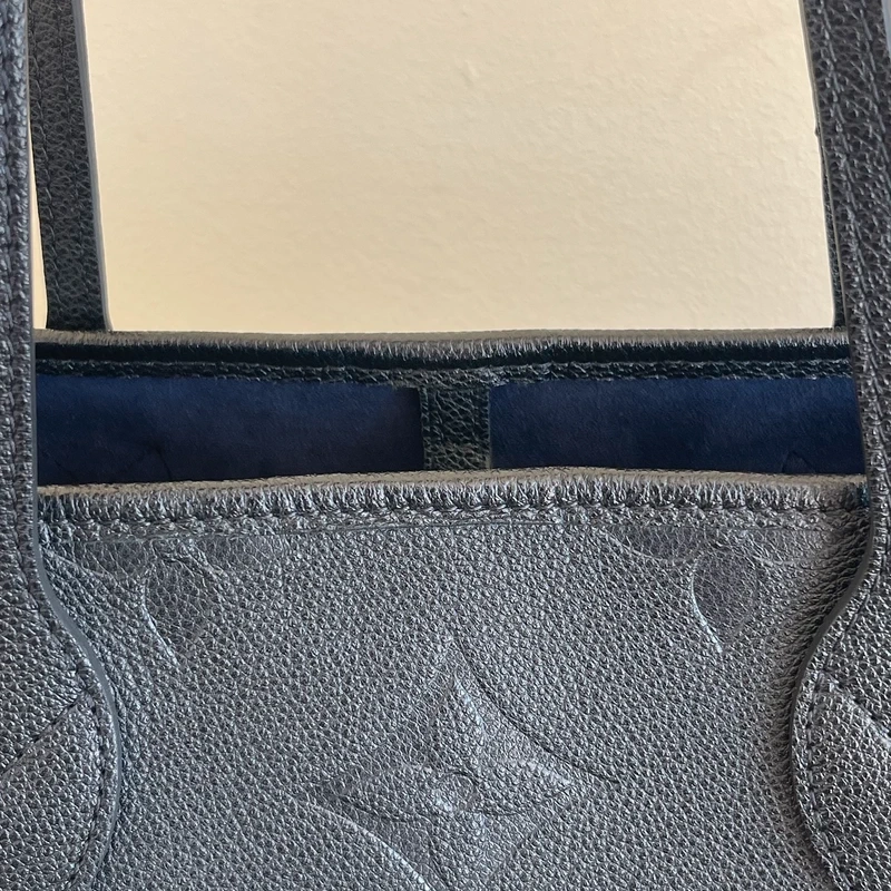 LOUIS VUITTON neverfull MM en cuir empreinte monogram noir SAC DE LUXE DE SECONDE MAIN AUTHENTIQUE CERTIFICAT D'AUTHENTICITE ENTRUPY. SAC DE LUXE D'OCCASION PAS CHER LOUIS VUITTON FULL SET