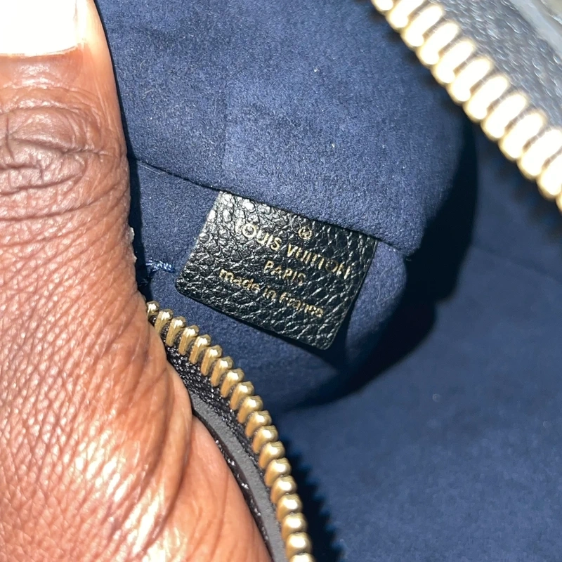 LOUIS VUITTON neverfull MM en cuir empreinte monogram noir SAC DE LUXE DE SECONDE MAIN AUTHENTIQUE CERTIFICAT D'AUTHENTICITE ENTRUPY. SAC DE LUXE D'OCCASION PAS CHER LOUIS VUITTON FULL SET