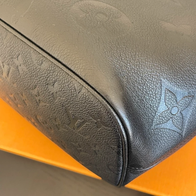 LOUIS VUITTON neverfull MM en cuir empreinte monogram noir SAC DE LUXE DE SECONDE MAIN AUTHENTIQUE CERTIFICAT D'AUTHENTICITE ENTRUPY. SAC DE LUXE D'OCCASION PAS CHER LOUIS VUITTON FULL SET