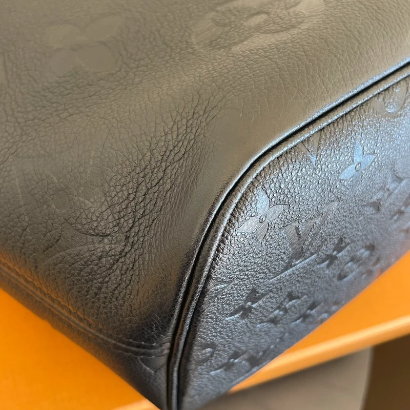 LOUIS VUITTON neverfull MM en cuir empreinte monogram noir SAC DE LUXE DE SECONDE MAIN AUTHENTIQUE CERTIFICAT D'AUTHENTICITE ENTRUPY. SAC DE LUXE D'OCCASION PAS CHER LOUIS VUITTON FULL SET