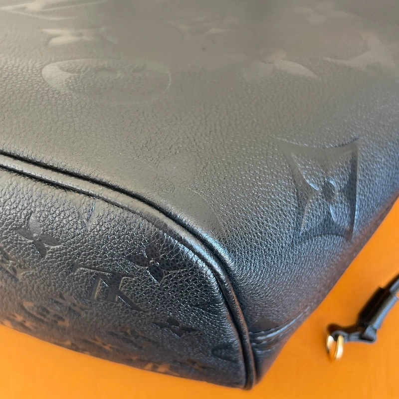 LOUIS VUITTON neverfull MM en cuir empreinte monogram noir SAC DE LUXE DE SECONDE MAIN AUTHENTIQUE CERTIFICAT D'AUTHENTICITE ENTRUPY. SAC DE LUXE D'OCCASION PAS CHER LOUIS VUITTON FULL SET