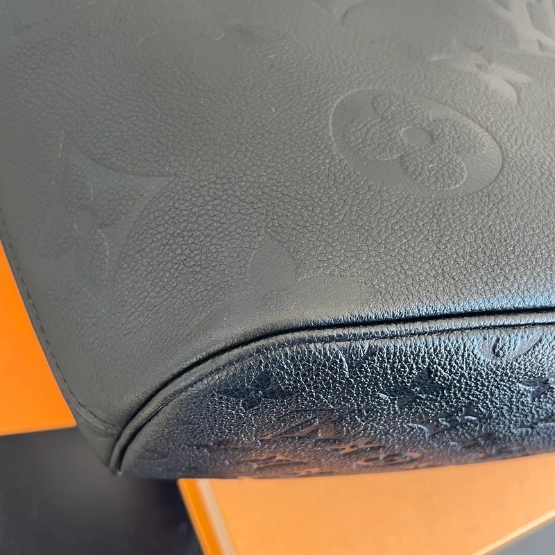 LOUIS VUITTON neverfull MM en cuir empreinte monogram noir SAC DE LUXE DE SECONDE MAIN AUTHENTIQUE CERTIFICAT D'AUTHENTICITE ENTRUPY. SAC DE LUXE D'OCCASION PAS CHER LOUIS VUITTON FULL SET