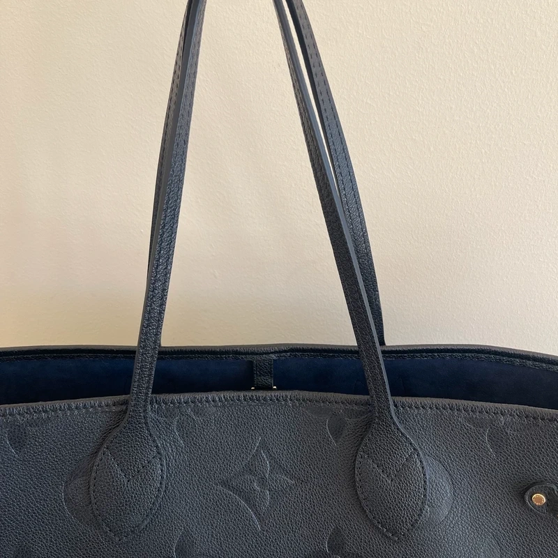 LOUIS VUITTON neverfull MM en cuir empreinte monogram noir SAC DE LUXE DE SECONDE MAIN AUTHENTIQUE CERTIFICAT D'AUTHENTICITE ENTRUPY. SAC DE LUXE D'OCCASION PAS CHER LOUIS VUITTON FULL SET