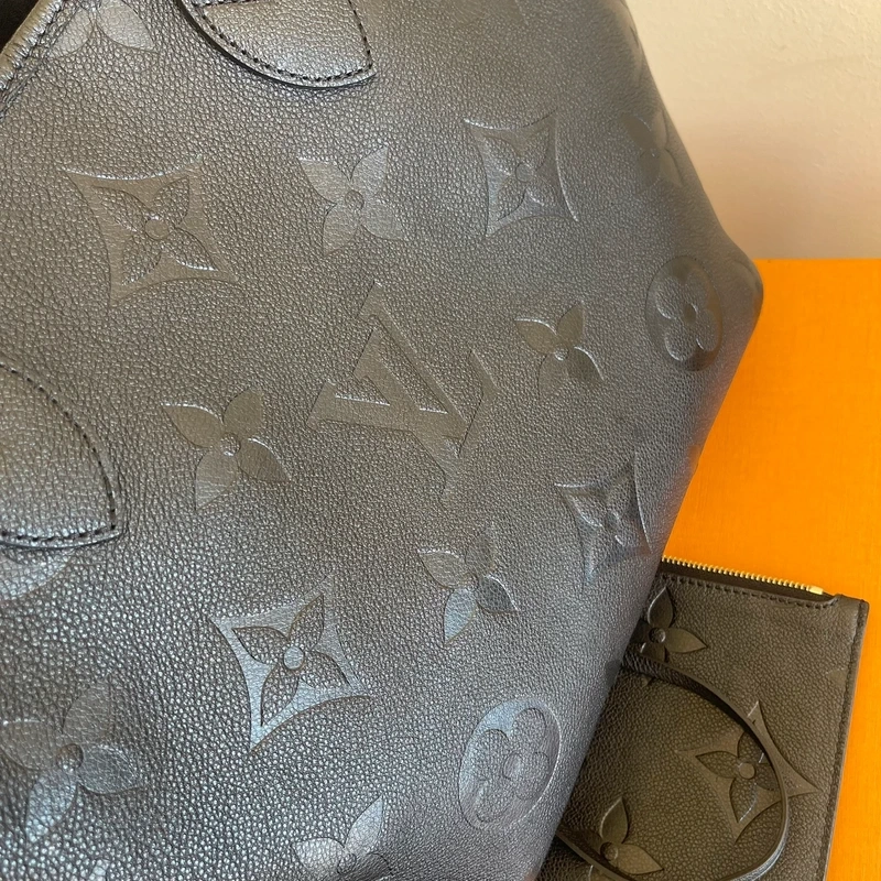 LOUIS VUITTON neverfull MM en cuir empreinte monogram noir SAC DE LUXE DE SECONDE MAIN AUTHENTIQUE CERTIFICAT D'AUTHENTICITE ENTRUPY. SAC DE LUXE D'OCCASION PAS CHER LOUIS VUITTON FULL SET