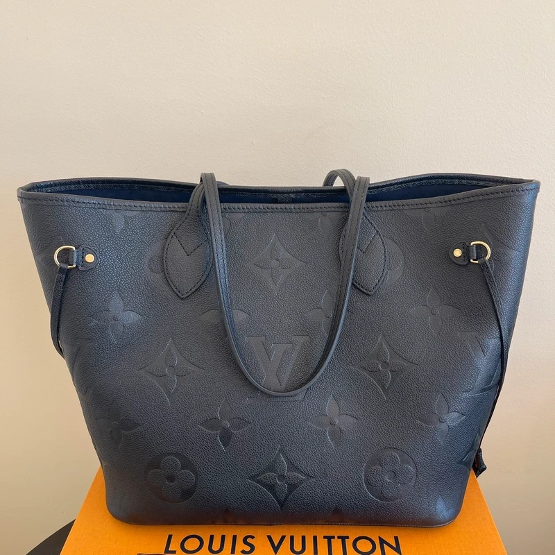 LOUIS VUITTON neverfull MM en cuir empreinte monogram noir SAC DE LUXE DE SECONDE MAIN AUTHENTIQUE CERTIFICAT D'AUTHENTICITE ENTRUPY. SAC DE LUXE D'OCCASION PAS CHER LOUIS VUITTON FULL SET