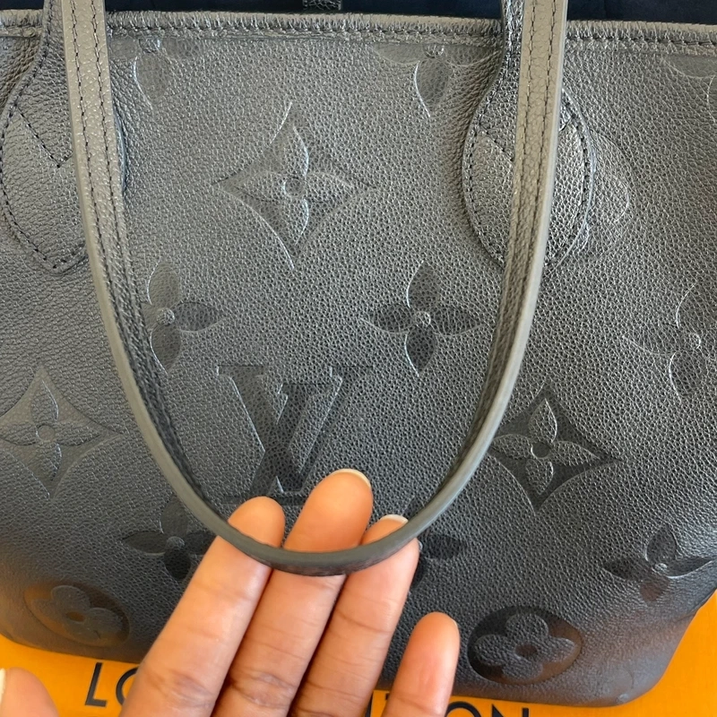 LOUIS VUITTON neverfull MM en cuir empreinte monogram noir SAC DE LUXE DE SECONDE MAIN AUTHENTIQUE CERTIFICAT D'AUTHENTICITE ENTRUPY. SAC DE LUXE D'OCCASION PAS CHER LOUIS VUITTON FULL SET