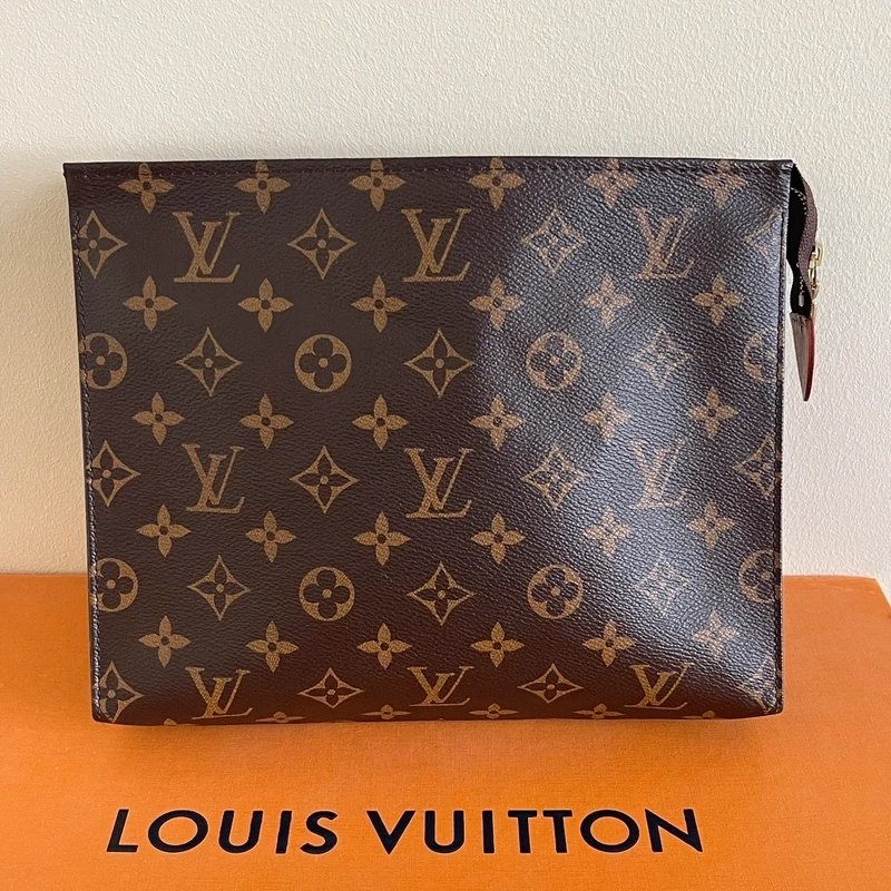 LOUIS VUITTON poche toilette 26 Monogram SAC DE LUXE DE SECONDE MAIN AUTHENTIQUE CERTIFICAT D'AUTHENTICITE ENTRUPY. SAC DE LUXE D'OCCASION PAS CHER