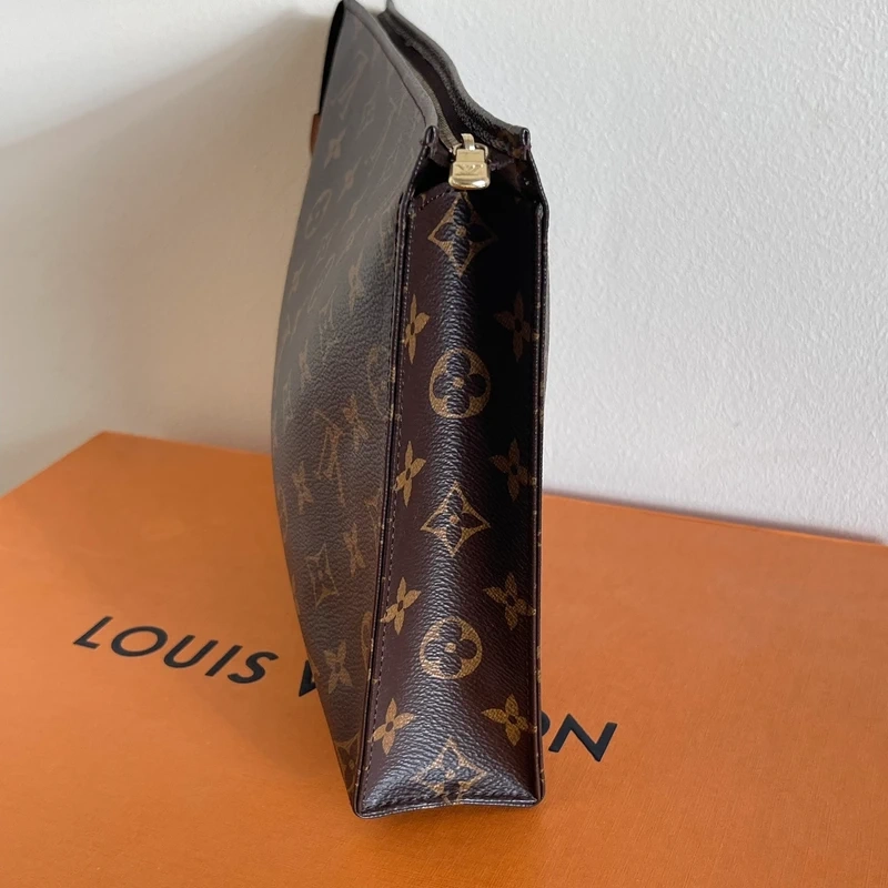 LOUIS VUITTON poche toilette 26 Monogram SAC DE LUXE DE SECONDE MAIN AUTHENTIQUE CERTIFICAT D'AUTHENTICITE ENTRUPY. SAC DE LUXE D'OCCASION PAS CHER