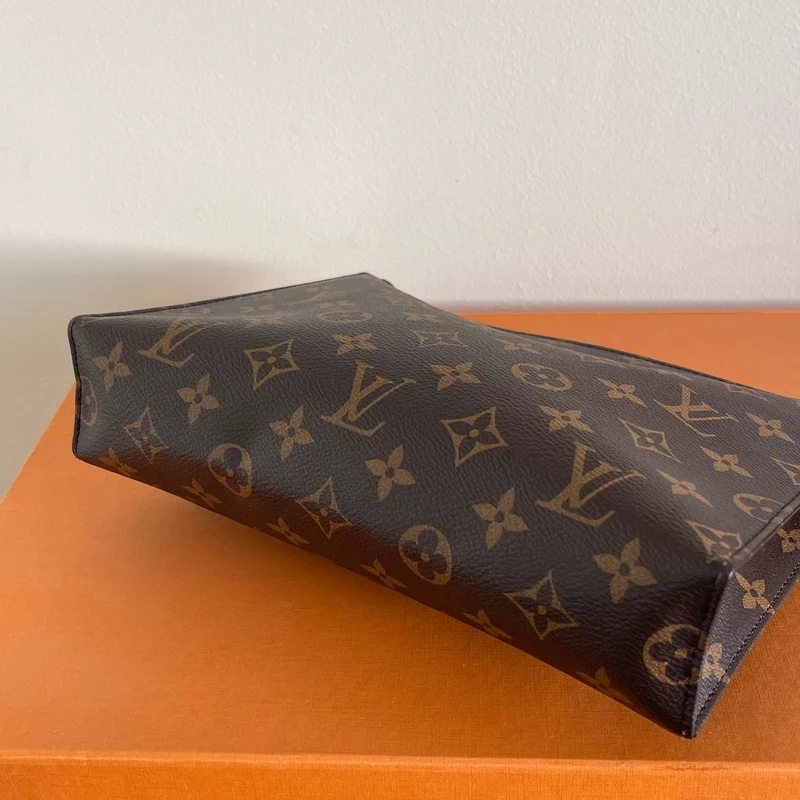 LOUIS VUITTON poche toilette 26 Monogram SAC DE LUXE DE SECONDE MAIN AUTHENTIQUE CERTIFICAT D'AUTHENTICITE ENTRUPY. SAC DE LUXE D'OCCASION PAS CHER