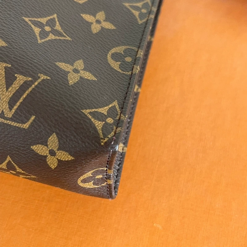 LOUIS VUITTON poche toilette 26 Monogram SAC DE LUXE DE SECONDE MAIN AUTHENTIQUE CERTIFICAT D'AUTHENTICITE ENTRUPY. SAC DE LUXE D'OCCASION PAS CHER