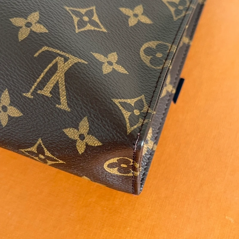 LOUIS VUITTON poche toilette 26 Monogram SAC DE LUXE DE SECONDE MAIN AUTHENTIQUE CERTIFICAT D'AUTHENTICITE ENTRUPY. SAC DE LUXE D'OCCASION PAS CHER