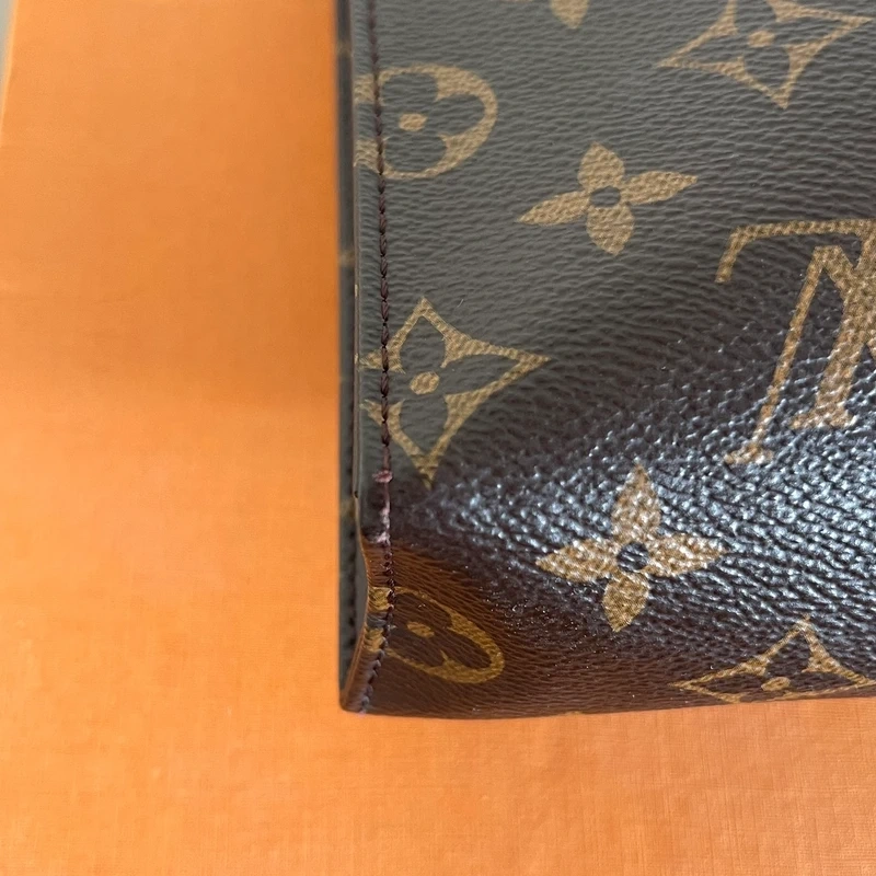 LOUIS VUITTON poche toilette 26 Monogram SAC DE LUXE DE SECONDE MAIN AUTHENTIQUE CERTIFICAT D'AUTHENTICITE ENTRUPY. SAC DE LUXE D'OCCASION PAS CHER