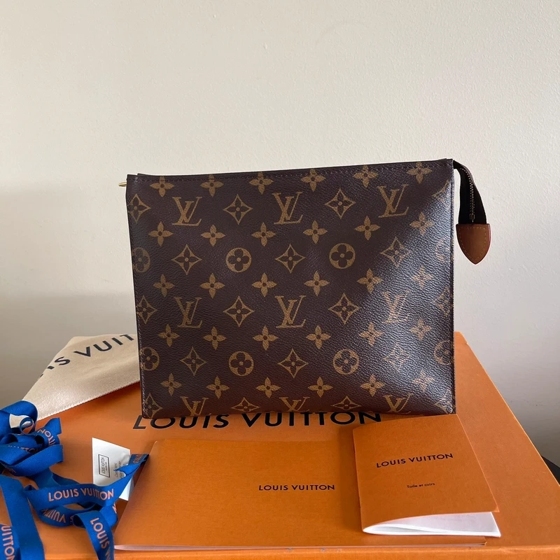 LOUIS VUITTON poche toilette 26 Monogram SAC DE LUXE DE SECONDE MAIN AUTHENTIQUE CERTIFICAT D'AUTHENTICITE ENTRUPY. SAC DE LUXE D'OCCASION PAS CHER