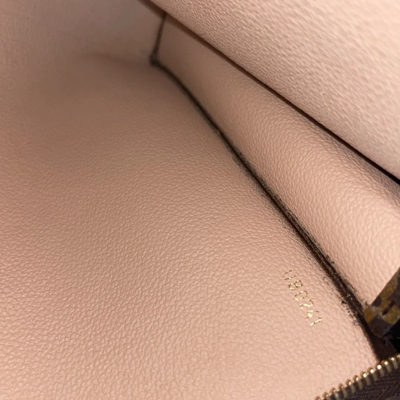 LOUIS VUITTON poche toilette 26 Monogram SAC DE LUXE DE SECONDE MAIN AUTHENTIQUE CERTIFICAT D'AUTHENTICITE ENTRUPY. SAC DE LUXE D'OCCASION PAS CHER