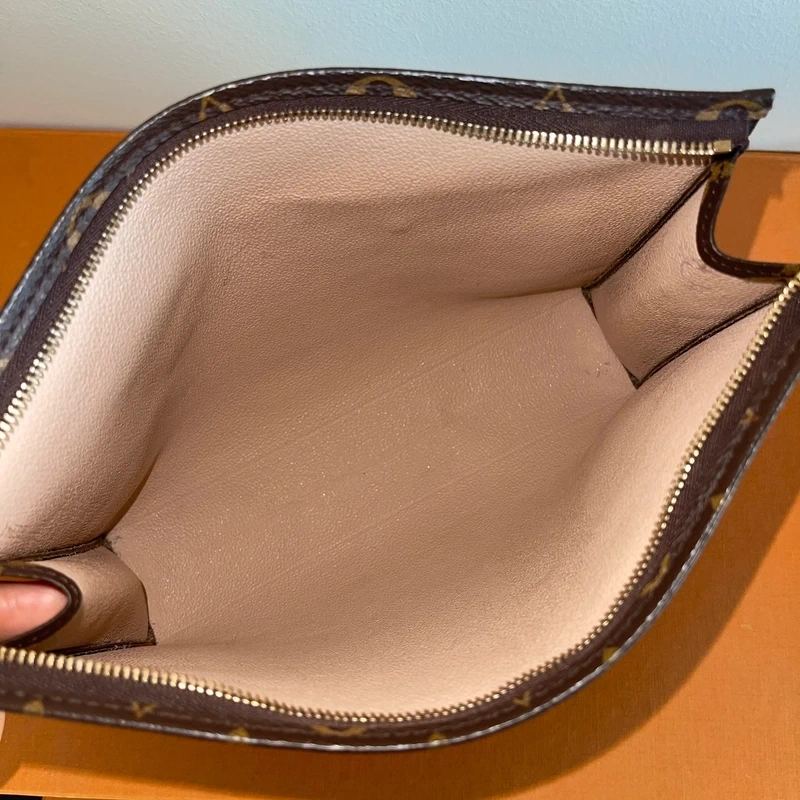 LOUIS VUITTON poche toilette 26 Monogram SAC DE LUXE DE SECONDE MAIN AUTHENTIQUE CERTIFICAT D'AUTHENTICITE ENTRUPY. SAC DE LUXE D'OCCASION PAS CHER