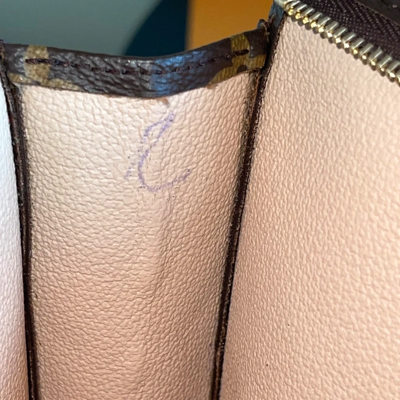 LOUIS VUITTON poche toilette 26 Monogram SAC DE LUXE DE SECONDE MAIN AUTHENTIQUE CERTIFICAT D'AUTHENTICITE ENTRUPY. SAC DE LUXE D'OCCASION PAS CHER