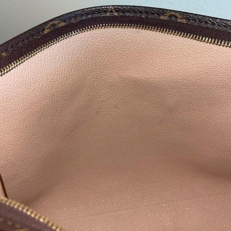 LOUIS VUITTON poche toilette 26 Monogram SAC DE LUXE DE SECONDE MAIN AUTHENTIQUE CERTIFICAT D'AUTHENTICITE ENTRUPY. SAC DE LUXE D'OCCASION PAS CHER