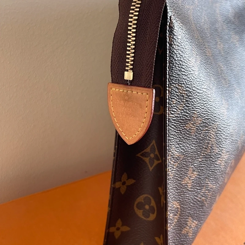 LOUIS VUITTON poche toilette 26 Monogram SAC DE LUXE DE SECONDE MAIN AUTHENTIQUE CERTIFICAT D'AUTHENTICITE ENTRUPY. SAC DE LUXE D'OCCASION PAS CHER