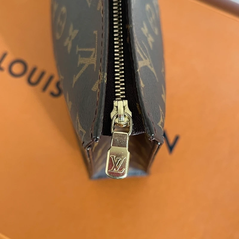 LOUIS VUITTON poche toilette 26 Monogram SAC DE LUXE DE SECONDE MAIN AUTHENTIQUE CERTIFICAT D'AUTHENTICITE ENTRUPY. SAC DE LUXE D'OCCASION PAS CHER